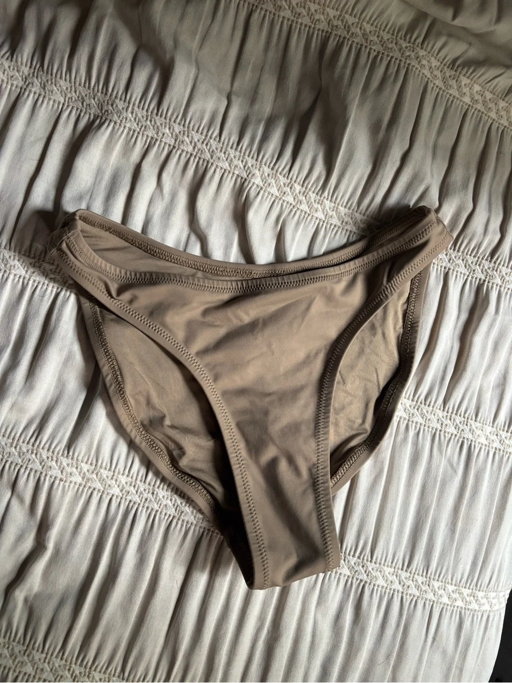 SKIMS NWT Taupe XXS Bikini Bottom - Desert .. Never worn, tag ripped in washer.